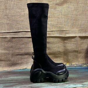 Black pull on knee-high chunky boots sz 6.5